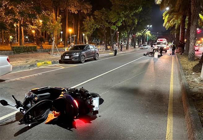 高雄一名高中生凌晨骑车自撞，送医不治身亡。（翻摄照片／崔正纲高雄传真）