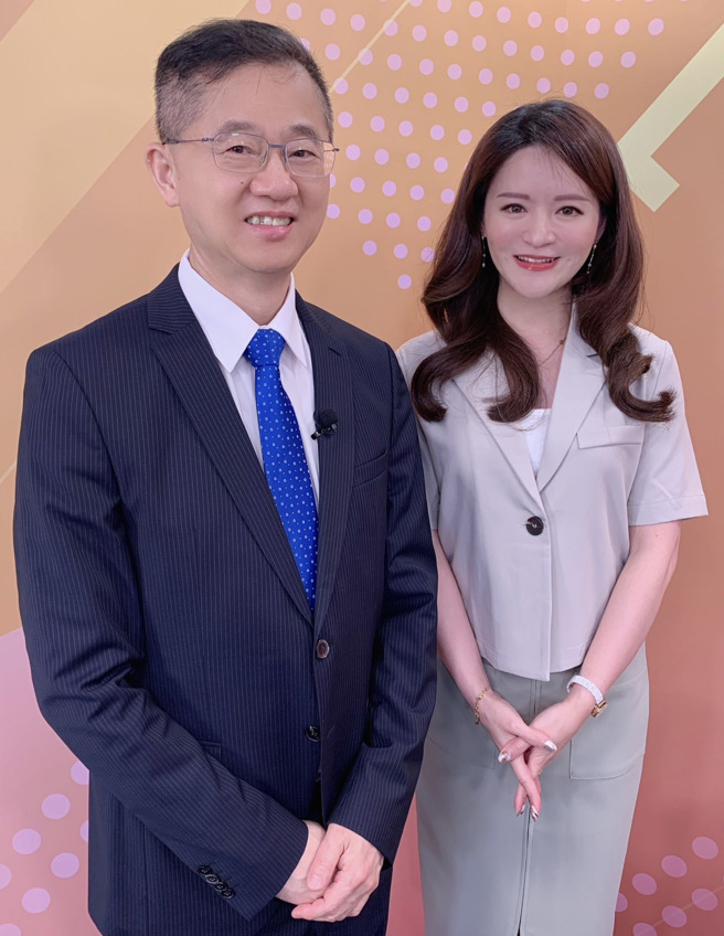 台湾运彩总经理林博泰(左)上时来运转节目，与主持人尉迟佩玉(右)谈运彩眉角。（林胜发摄）