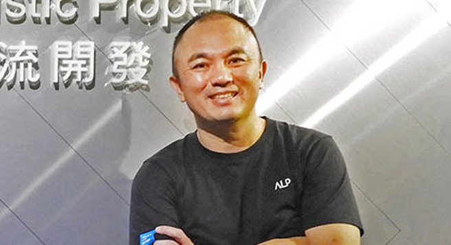 過去人們對於台灣物流倉儲產業的印象：鐵皮屋、低科技，他全部顛覆。永聯倉庫的建築像簡潔優雅的博物館，倉庫內部則像是科技電影場景，一百多台ＡＧＶ搬運機器人來回穿梭，自己到工作站前排隊，讓揀貨人員依照電腦指令將商品放到格子裡，完成訂單。靠著智慧化與自動化，電商專倉一天最高可以處理兩萬張訂單。（圖/ EMBA提供）