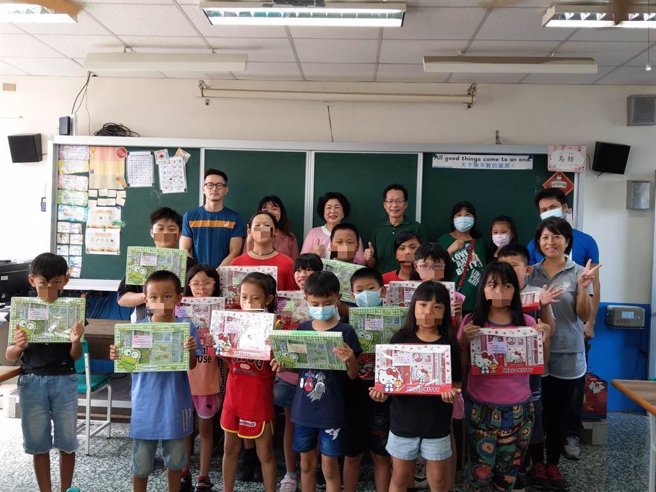 企业亮宇油封公司董事长陈春甘回馈乡里，多年来投身公益，在追分国小及永顺国小成立「天和学堂」，盼能提供在地弱势学子学习资源。（陈春甘提供／潘虹恩台中传真）