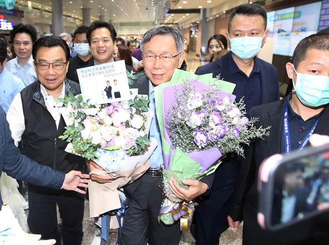 民眾党主席柯文哲（中）28日返国，支持民眾前往桃园机场接机并献花致意。（范扬光摄）