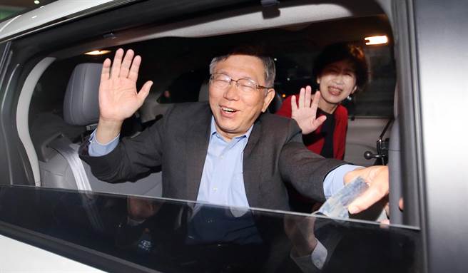 柯文哲（左起）搭机返国，妻子陈佩琪前往桃园机场接机，两人离开时向媒体挥手致意。（范扬光摄）