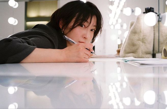 广末凉子：「我总是很在意身旁人们的看法，并且会将真实的情绪压抑下来。而演戏对我而言就是不间断地在练习控制自己的情绪。」（图/ instagram@hirosue_staff 尖端出版提供）