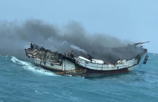 台籍「顺」船机舱主机突然起火，26日在苗栗新埔外海发生火烧船事件。（台中海巡队提供）