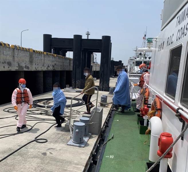 台籍「顺」船26日在苗栗新埔外海起火，船上3人由附近船只救起。（台中海巡队提供）