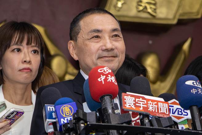 新北市长侯友宜形容中华民国是「杯子」，台湾是「水」，两者是共生体密不可分，覆巢之下无完卵。（实习记者徐澜摄）