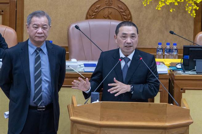 蔡政府研拟扩编警政署保二总队成4000人，让外界有警察军队化、「第二陆军」的疑虑。新北市长侯友宜强调，「他清楚反对警察军事化」，呼吁政府要拿出更大魄力，从源头管理，防止毒品集团、网路资讯诈骗集团，从根本溯源。（实习记者徐澜摄）