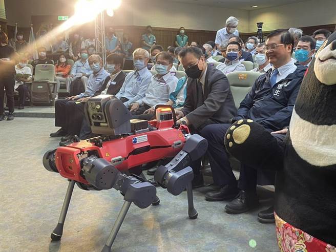 台湾中油公司的仿生自动巡检装置「机器狗」。（洪靖宜摄）