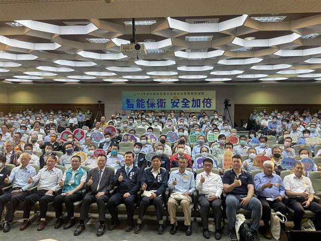 高市劳工局于澄清服务中心，举办「智能保卫，安全加倍」论坛展示暨健康促进活动。（洪靖宜摄）