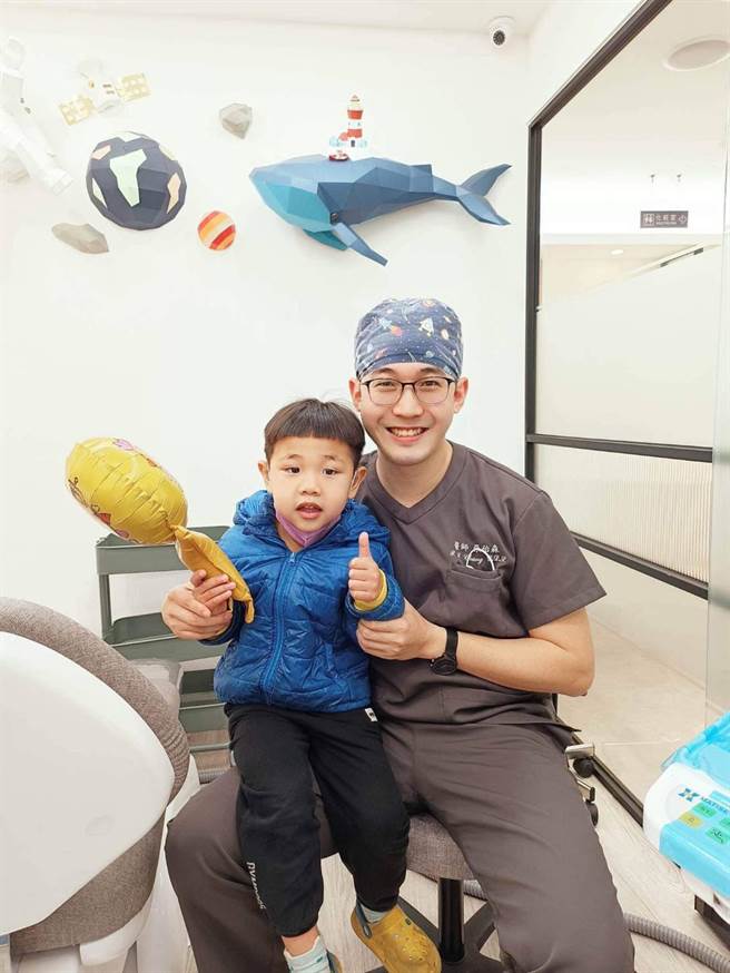 张伯森（右）擅长与儿童相处。（艾迪升传播提供）