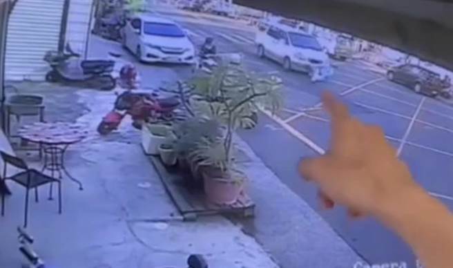 恒春学童奔跑过马路被车撞上，后脑着地送医抢救。(警方提供)