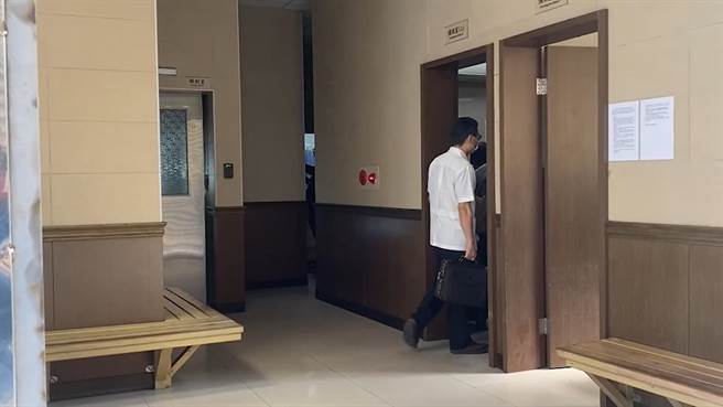 检察官会同法医进行解剖。（民眾提供）