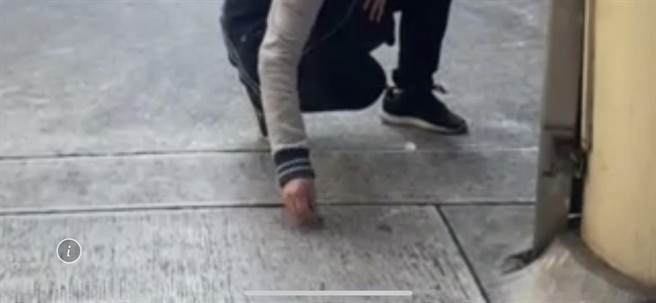 女子母亲掷筊掷出「立筊」。（民眾提供）