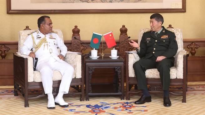 图为今年4月1日，中国国防部掌李尚福（右）会见孟加拉海军参谋长。（摘自大陆国防部官网）