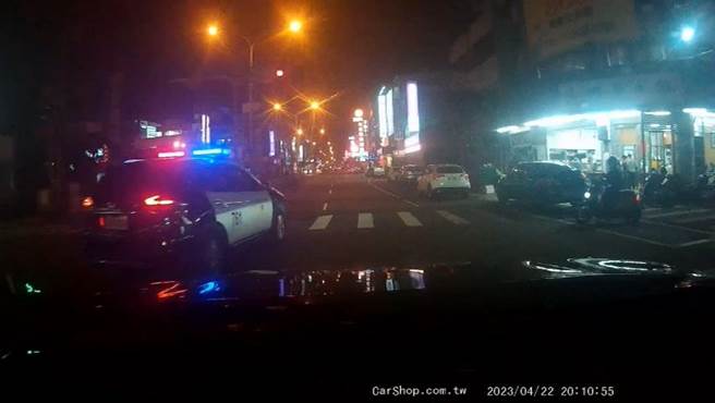 洪姓女子驾车送昏迷的女儿就医，突然看见巡逻车赶紧按喇叭求援。（警方提供）