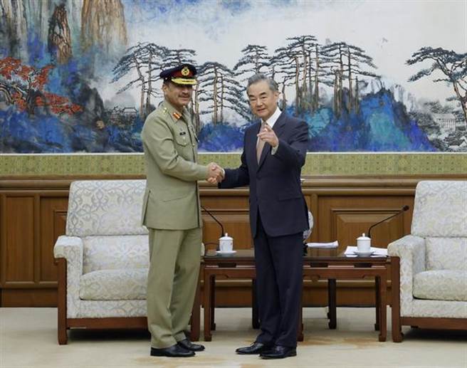 中共中央外事办主任王毅27日在北京会见巴基斯坦陆军参谋长穆尼尔。（摘自大陆外交部官网）