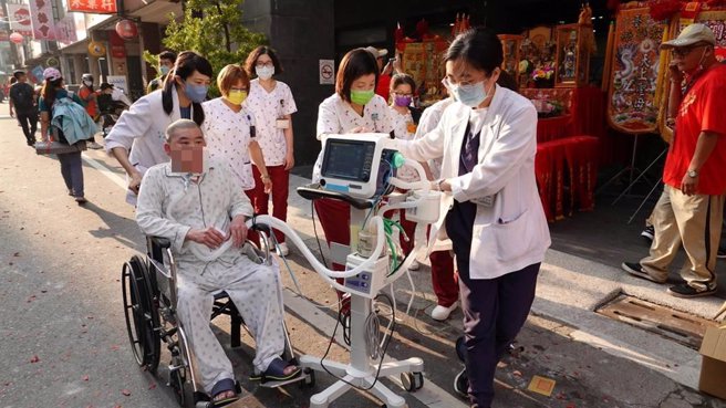 在医疗人员陪伴下，让杨姓病患能参拜大甲妈、医疗妈圆梦。（院方提供／孙英哲彰化传真）