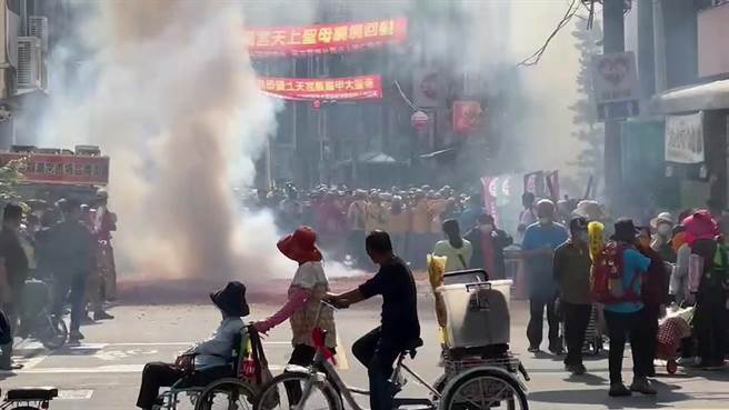 大甲妈祖遶境员林市区，现场热闹不已。（孙英哲摄）