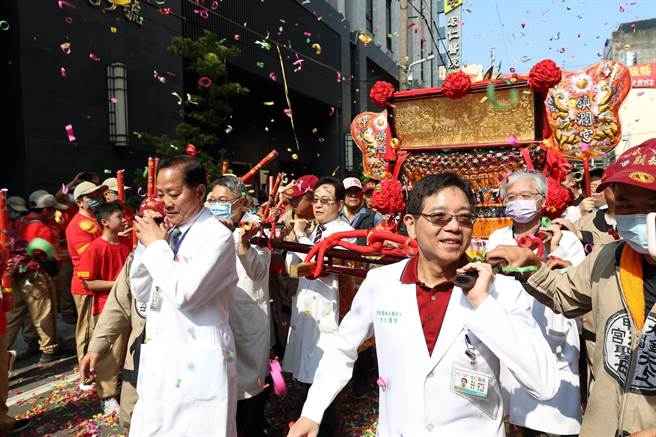 大甲妈祖遶境彰化县员林市区，宏仁医院医师兴奋扛轿。（院方提供／孙英哲彰化传真）