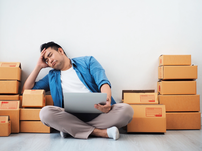 一名网友平时热爱网购，母亲也已习惯帮忙收包裹，日前母亲收包裹打开后，传给原PO一张诡异贴图，原PO一看发现竟是整大盒保险套。（示意图/shutterstock）