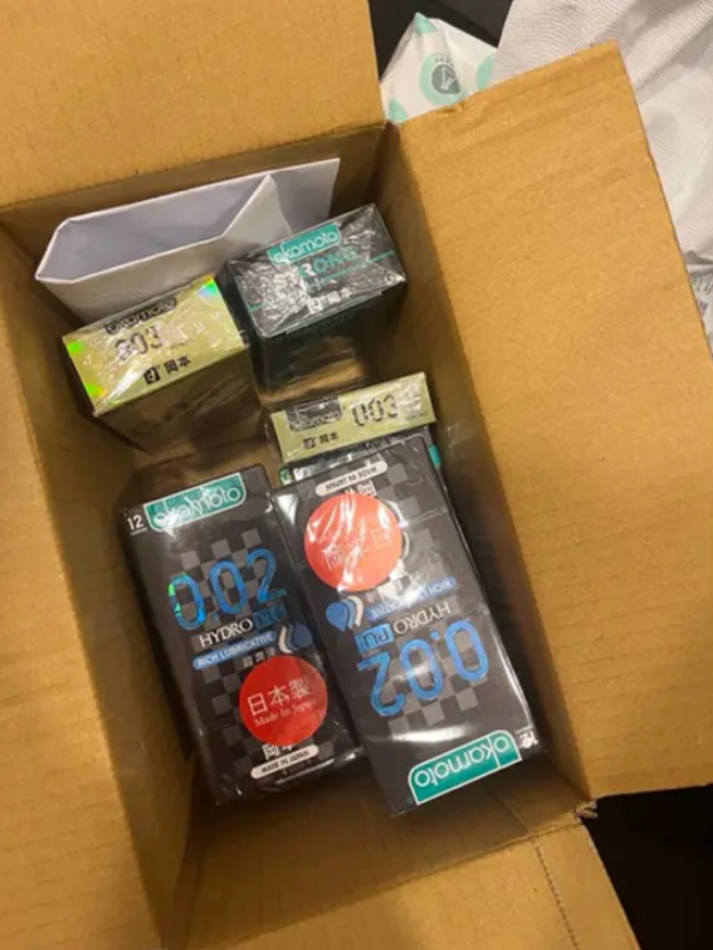 一名网友平时热爱网购，母亲也已习惯帮忙收包裹，日前母亲收包裹打开后，传给原PO一张诡异贴图，原PO一看发现竟是整大盒保险套。（翻摄自Dcard）