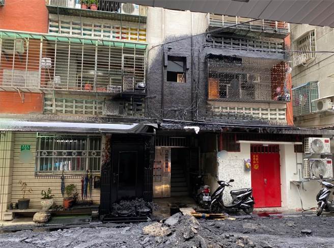 公寓外墙及机车遭沥青严重污损。（警方提供）