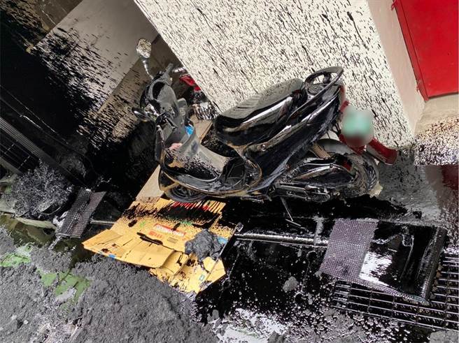 公寓外墙及机车遭沥青严重污损。（警方提供）