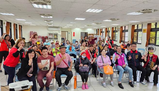 为因应人口结构高龄化之趋势及满足原住民长者需求，新北市原民局于林口区丽园市民活动中心设置新北市林口区原住民文化健康站，今（28日）在林口区丽园市民活动中心办理揭牌仪式。(黄敬文翻摄)