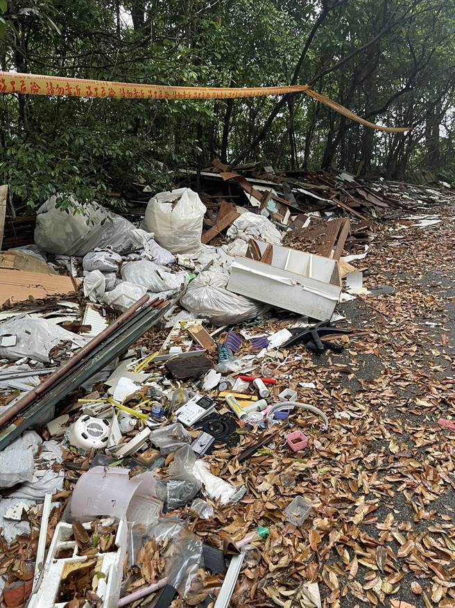 ▲基隆七堵山区遭查获非法弃置的废弃物。（基隆市环保局提供／徐佑升基隆传真）