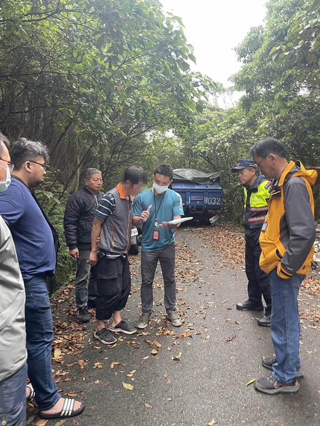 ▲查缉后命弃置者清除并开单告发。（基隆市环保局提供／徐佑升基隆传真）