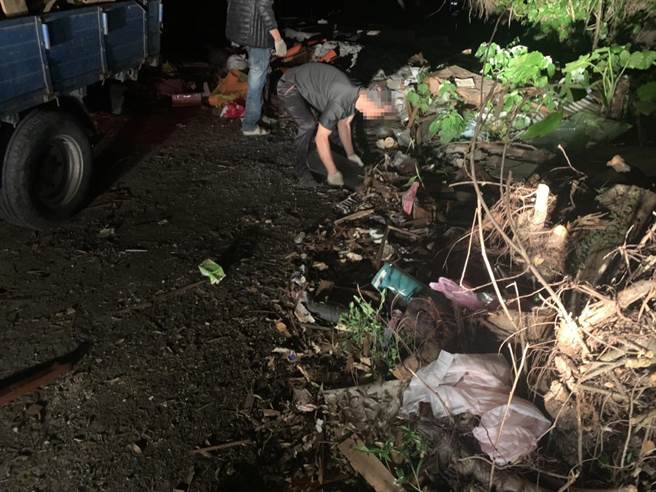 ▲七堵山区晚间被查获的弃置物和弃置者，命其运回。（基隆市环保局提供／徐佑升基隆传真）