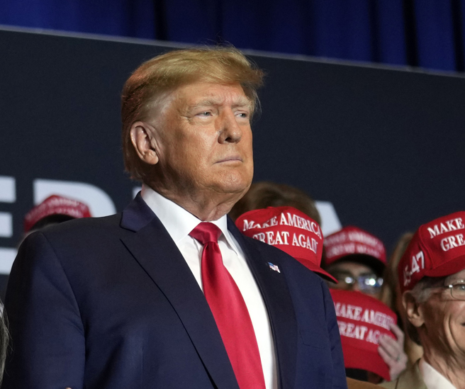 共和党籍亿万富翁川普在新罕布什尔州曼彻斯特（Manchester）一间饭店里发表自命不凡的演说之际，曾二度面临弹劾的他官司缠身，一名指控遭到川普性侵的作家已第2天在纽约民事庭审上作证。(图/美联社)
