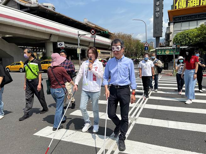 民进党台北市议员林延凤28日于士林区福国、福华路口召开记者会举行记者会，质疑当地「导盲行穿线」设置失当。（林延凤办公室提供／丁上程台北传真）