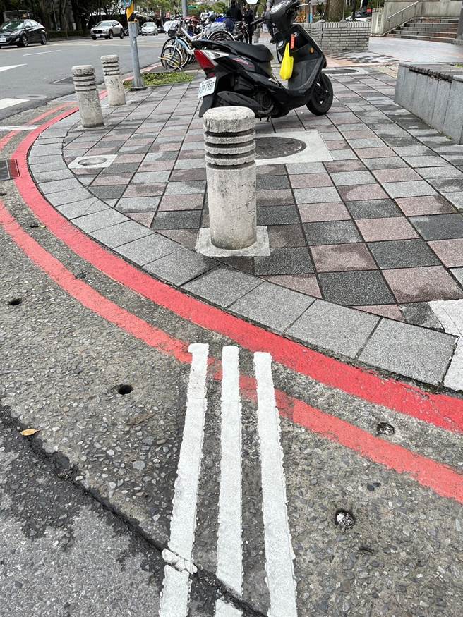 民进党台北市议员林延凤28日于士林区福国、福华路口召开记者会举行记者会，质疑当地「导盲行穿线」设置失当。（林延凤办公室提供／丁上程台北传真）