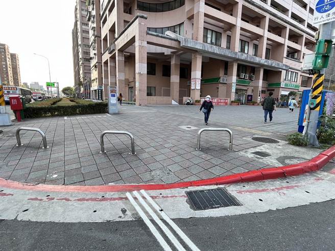 民进党台北市议员林延凤28日于士林区福国、福华路口召开记者会举行记者会，质疑当地「导盲行穿线」设置失当。（林延凤办公室提供／丁上程台北传真）