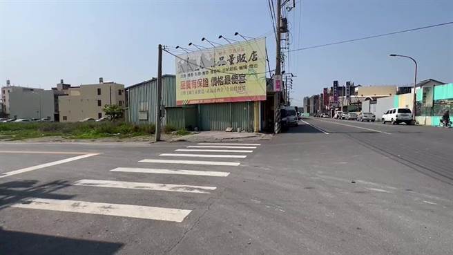 该辆保时捷GT4跑车当时违停在彰化县二林镇建国路与自治街口的转弯处斑马线。（孙英哲摄）