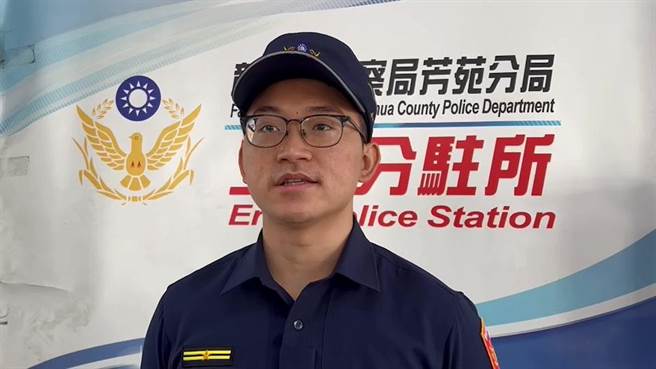 二林分驻所副所长苏昱辰表示，该辆保时捷跑车违停在接获检举后将开罚。（孙英哲摄）