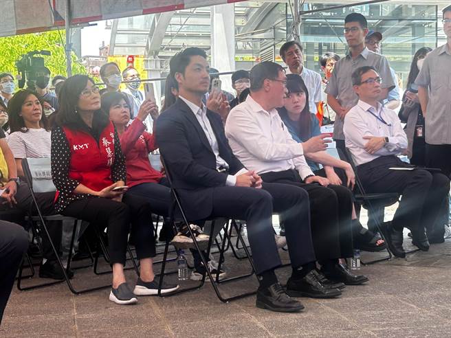 參與國民黨第4選區立委初選的議員李彥秀、游淑慧，以及現任綠營立委高嘉瑜「三姝」同台。（陳薏云攝）