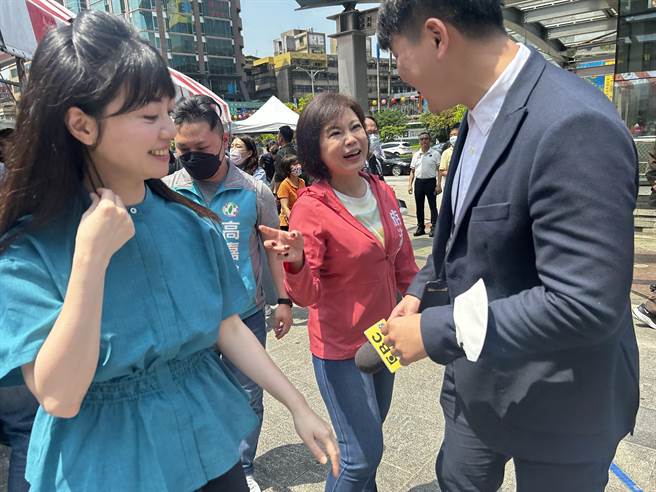 立委高嘉瑜（左一）現在面對黨內部分壓力，希望他禮讓基進黨的吳欣岱，議員游淑慧（右二）上前送暖。（陳薏云攝）