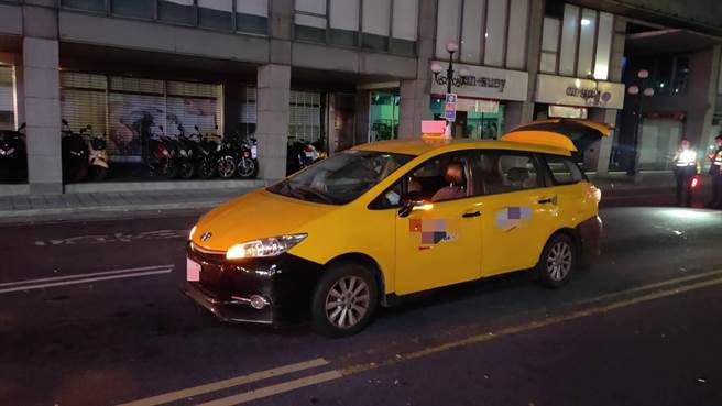 新北三重24岁许姓男子今日凌晨1时许喝的酩酊大醉，当他经过三重区龙门路时，竟直接倒在马路中央，导致后方的计程车闪避不及将他辗过。(黄敬文摄)