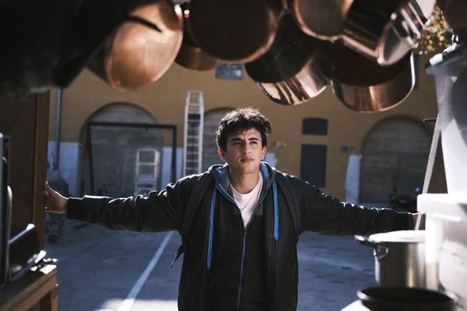 《摘星甜点王》法国百万网帅利雅德饰演糕点师亚齐德，特地到厨房当学徒（台北双喜电影提供）