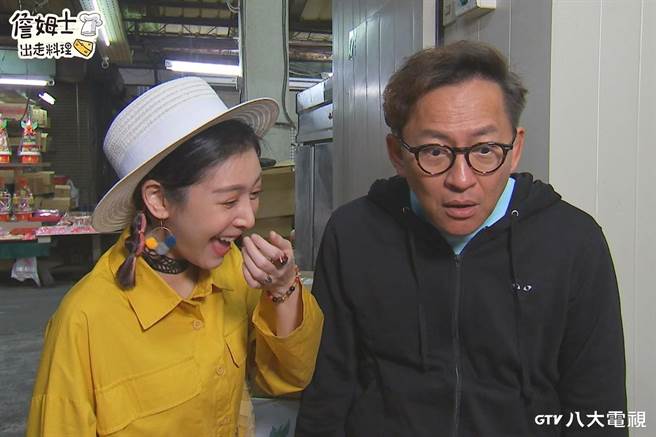 詹姆士（右）模仿Albee看到美食的惊讶表情。（八大提供）