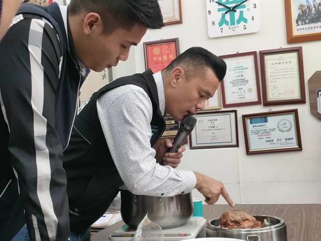 洪先生与友人团购红烧蹄膀，竟逾期近10年。（潘虹恩摄）