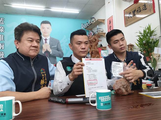 台中市议员江和树(中)认为，商品过期近10年，太扯了。（潘虹恩摄）