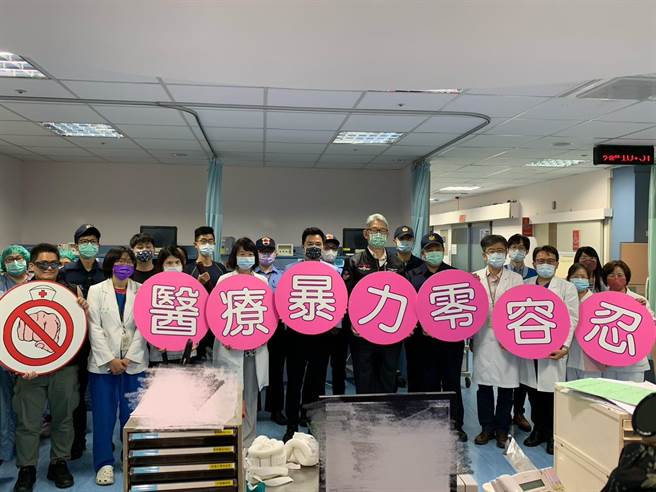 台北荣民总医院为防范医疗暴力事件发生，强化医护对医疗暴力之紧急应变能力，28日与辖区永明派出所办理「医疗暴力应变实况演练」（北荣政风室提供）