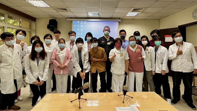 台北荣民总医院为防范医疗暴力事件发生，强化医护对医疗暴力之紧急应变能力，28日与辖区永明派出所办理「医疗暴力应变实况演练」（北荣政风室提供）