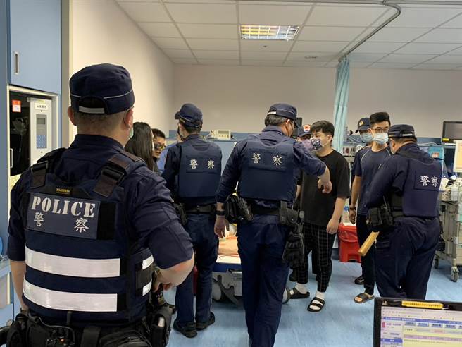 台北荣民总医院为防范医疗暴力事件发生，强化医护对医疗暴力之紧急应变能力，28日与辖区永明派出所办理「医疗暴力应变实况演练」（北荣政风室提供）