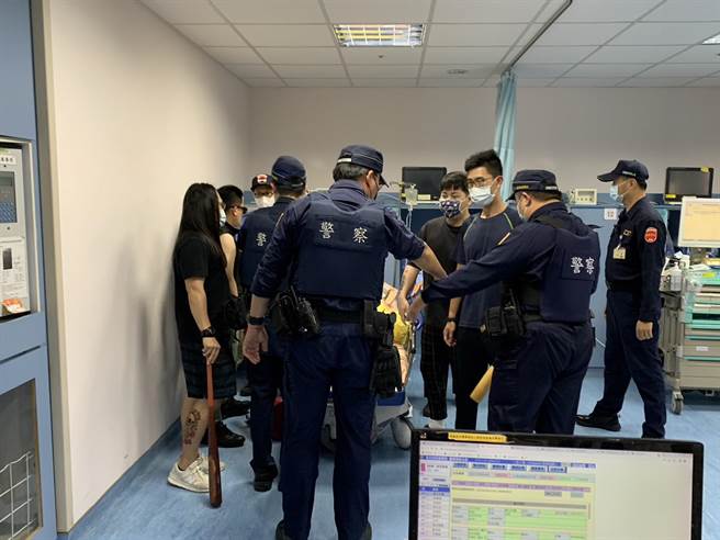 台北荣民总医院为防范医疗暴力事件发生，强化医护对医疗暴力之紧急应变能力，28日与辖区永明派出所办理「医疗暴力应变实况演练」（北荣政风室提供）