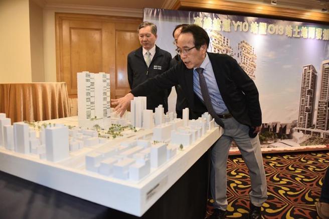 （高雄副市长林钦荣说明捷运黄线Y10站和橘线O13站招商的开发模拟。图／顏瑞田提供）