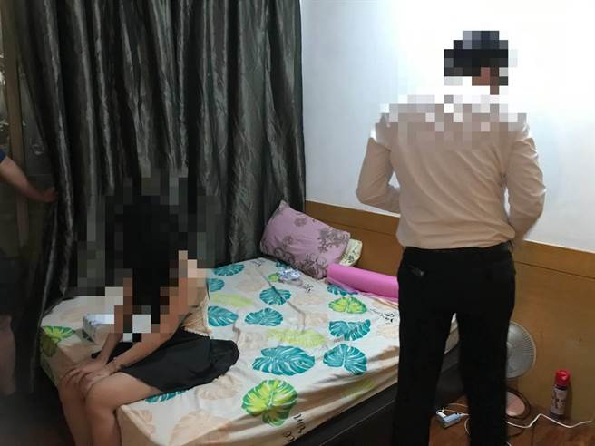 警方在商办大楼套房内查获外籍女子经营一楼一凤性交易，越南籍阮女遭逮时还穿着女仆睡衣。（读者提供／程炳璋台南传真）